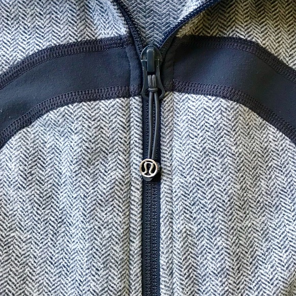 ๐งโโ๏ธ Lulu Lemon Hooded Jacket Size 4 - Picture 3 of 3